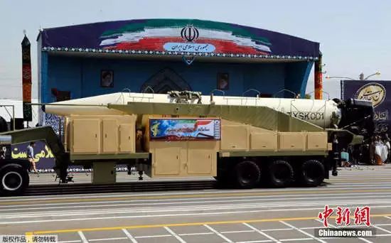  伊朗新型导弹接受检阅。