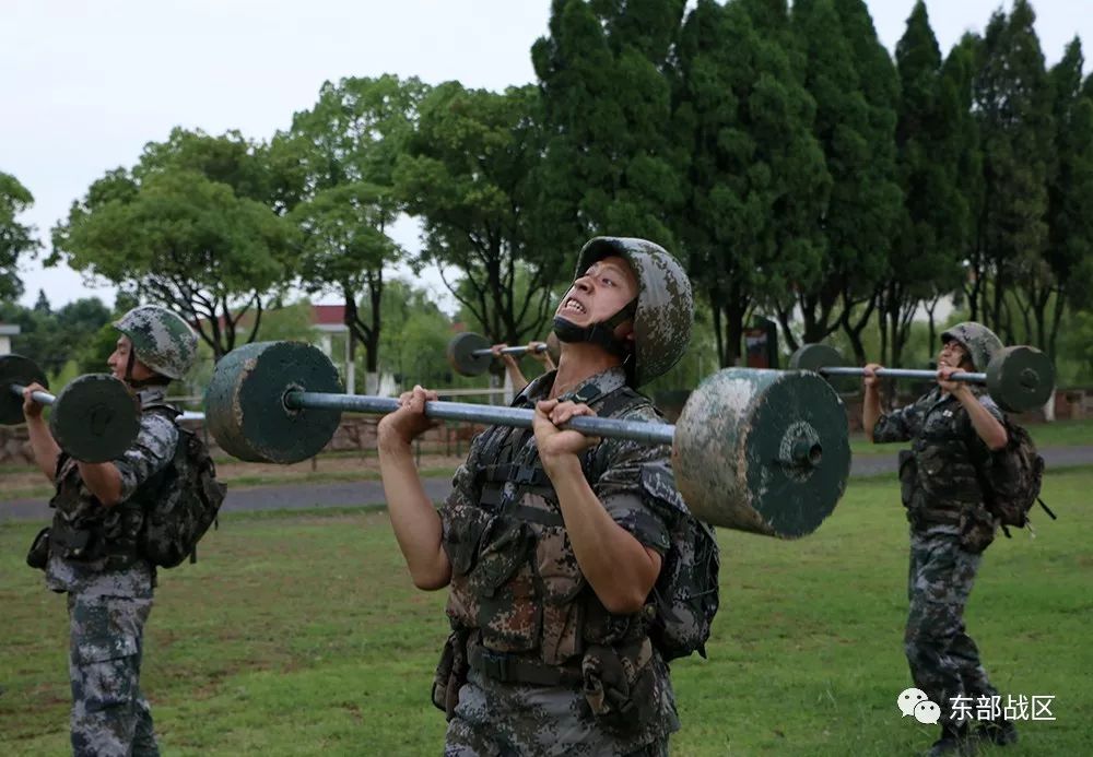训练场上进行体能训练