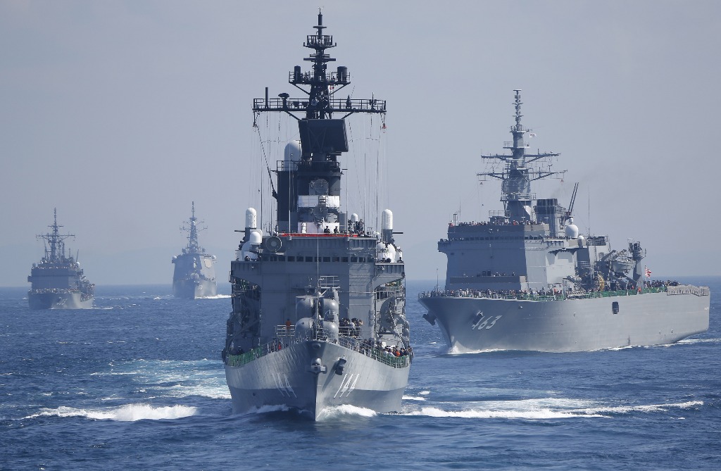 这是日本海上自卫队鞍马号护卫舰和其他舰船在东京以南的相模湾参加