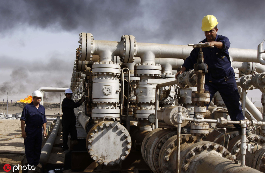 　2009年，伊拉克工人在鲁迈拉炼油厂 @IC Photo