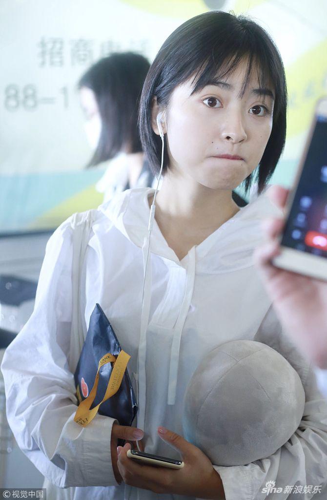 "小杉菜"沈月纯白look清纯 抿嘴卖萌表情可爱