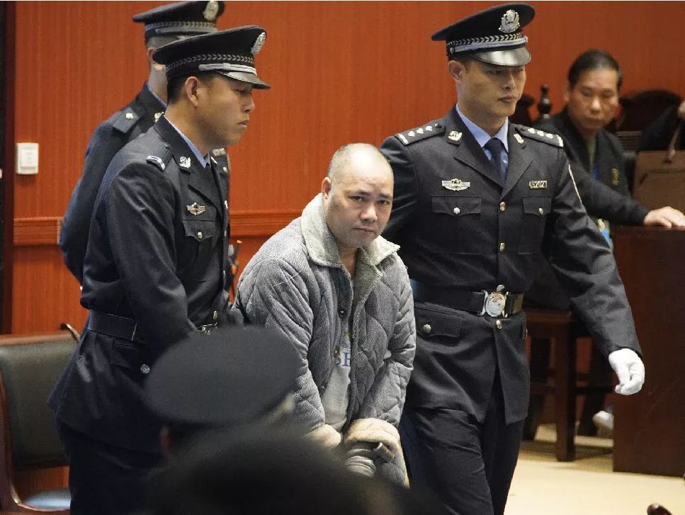 11月7日下午,公开宣判被告人黄日朝三罪并罚被判处死刑,剥夺政治权利