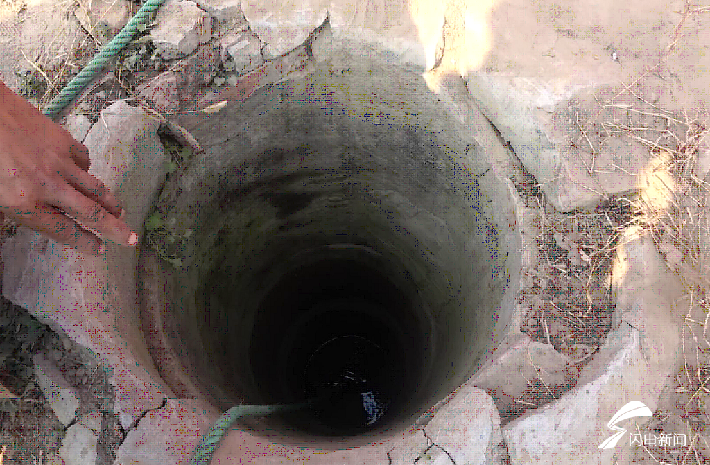 六旬老人意外坠井 菏泽消防员倒挂金钩下井救援