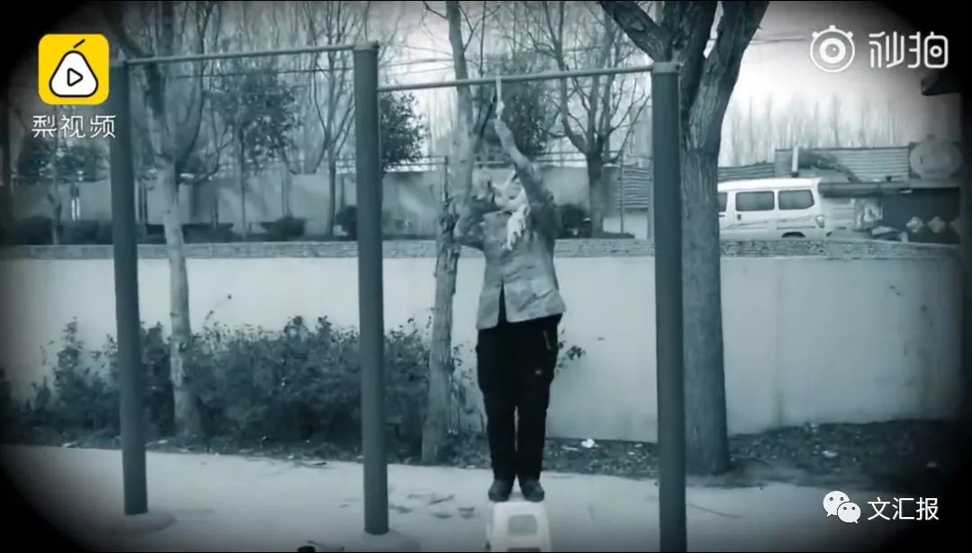 硬核健身！68岁大妈“上吊式”锻炼，吓得大爷躲墙角