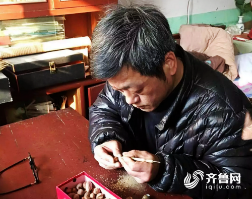 失去左腿后练就一双巧手 寿光这名男子凭自学成为"核雕达人"