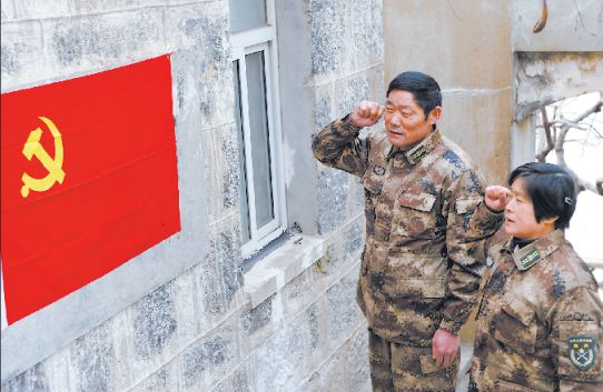 刘万平 摄影/《解放军画报》特约记者 任 龙 王冠军 郭丁虎)守岛32年