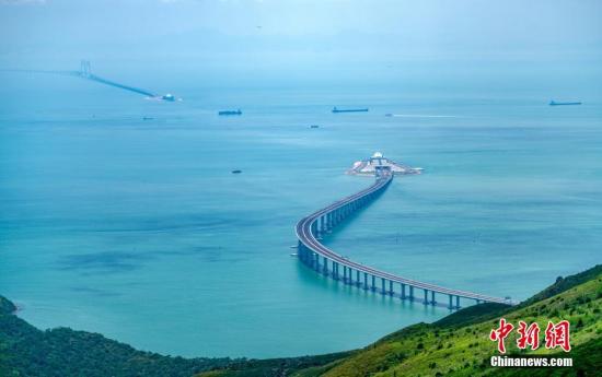 图为从香港大屿山远眺港珠澳大桥香港连接线与东人工岛。中新社记者 张炜 摄