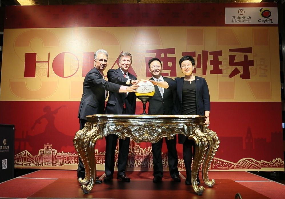 首旅如家酒店集团副总经理段中鹏先生,民族饭店总经理夏敏辉女士出席