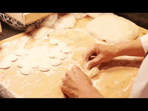 包饺子的姐姐双手可以一次擀出四张皮