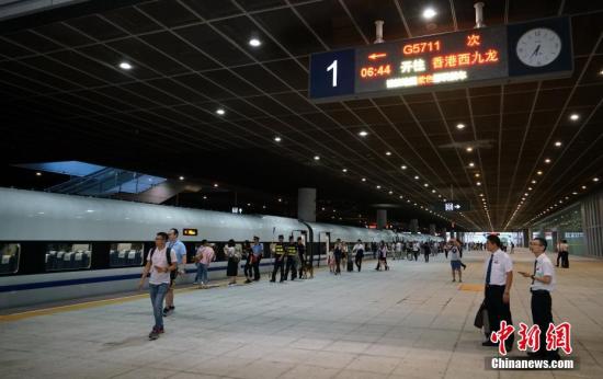 资料图:“和谐号”高铁列车在深圳北站整装待发。 中新社记者 张炜 摄