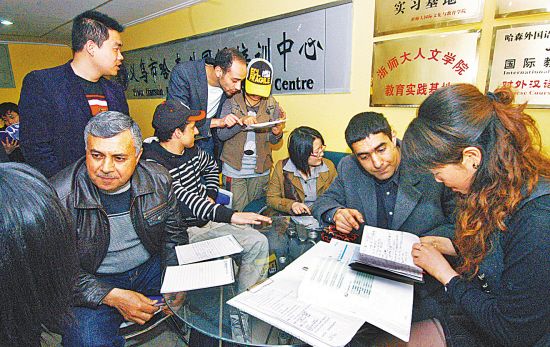 (资料图:义乌的外商苦学中文。)
