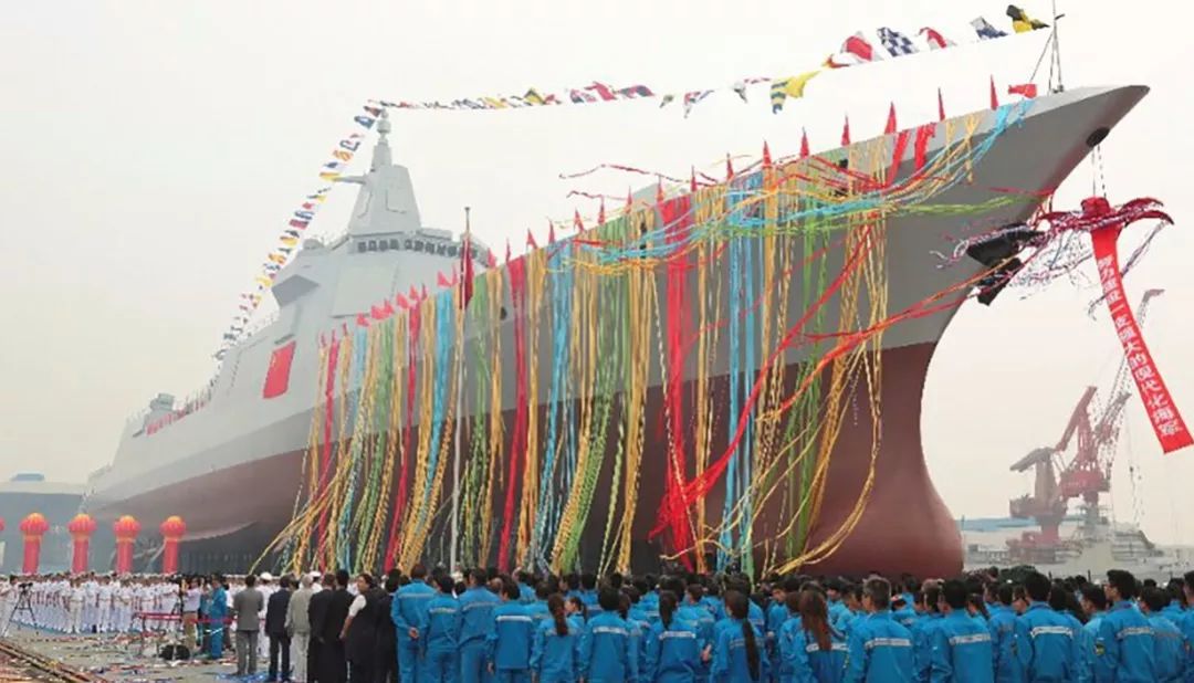 第一艘055型驱逐舰下水从051到055,从3650吨到12500吨,历经40多哪的