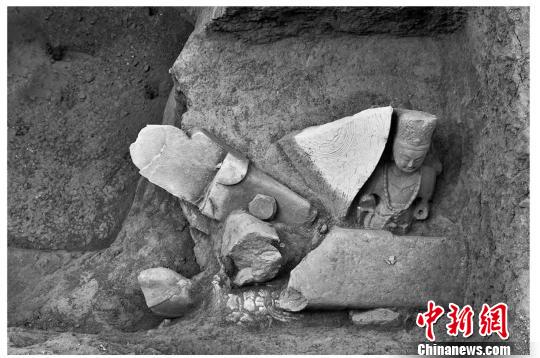 山西忻州忻府佛教造像窖藏坑。　考古所提供 摄
