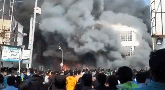  在胡齐斯坦省贝赫贝汉市，伊朗抗议者放火焚烧伊朗中央银行 图源：社交媒体