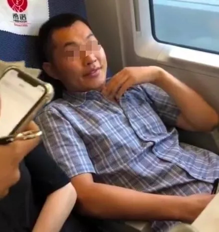 高铁霸座男视频