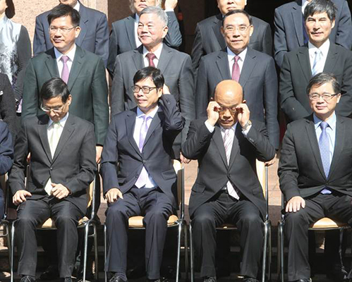 　台当局新任“行政院长”苏贞昌今就任后，“行政院”团队大合影。（图片来源：台湾“中时电子报”）