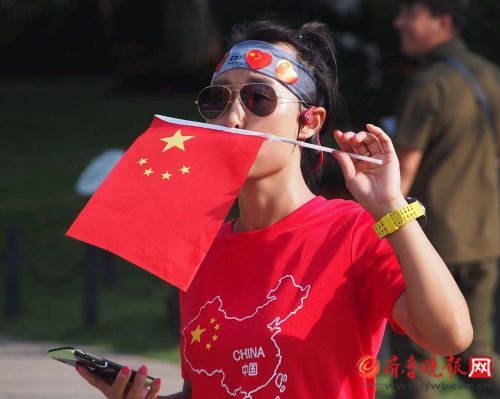 国庆节济南人手里飘扬的国旗美爆