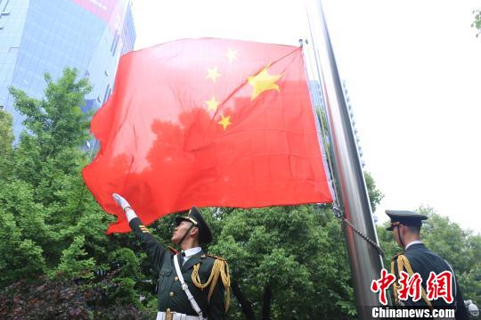 上海举行升旗仪式引导青少年致敬国旗国歌