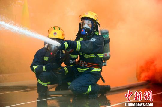 湖北恩施消防官兵比武 赴汤蹈火犹如大片