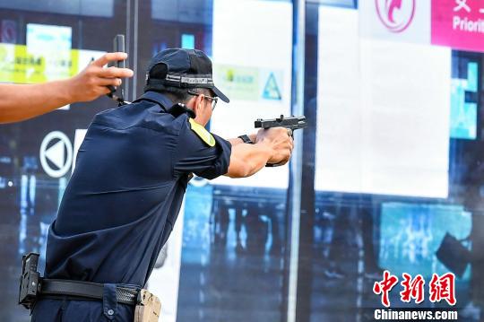 港澳精英射手参加世界警察手枪射击比赛澳门选手暂列第十赛局榜首