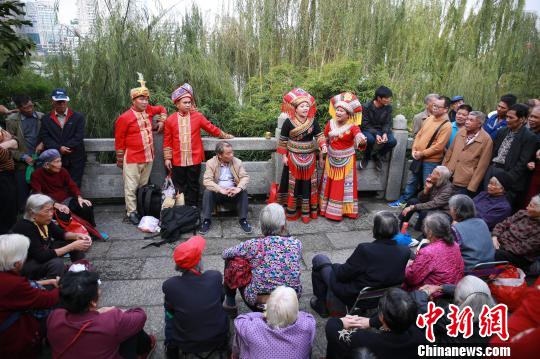 广西山歌手歌圩对唱 张口就来逗乐民众