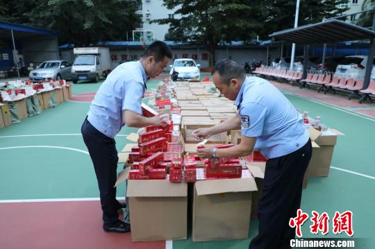 民警清點(diǎn)偽劣卷煙。 三亞警方供圖