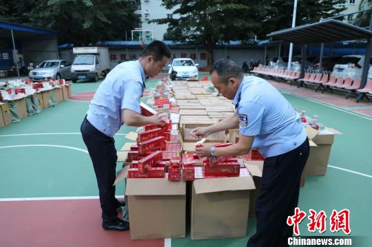 民警清点伪劣卷烟。　三亚警方供图