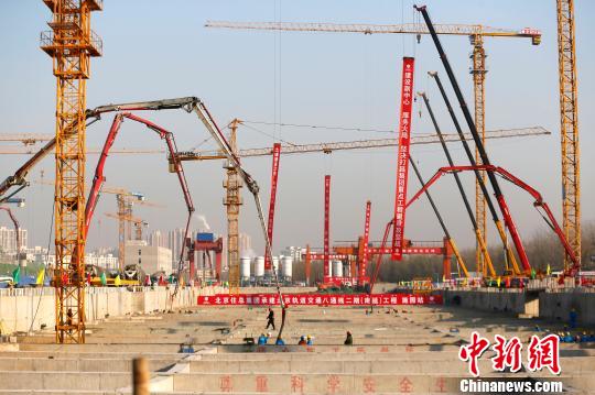 施园站封顶。据悉,该站是八通线南延与7号线东延的换乘站,是两条线路按期建成通车的控制性节点工程,为地铁7号线东延和八通线南延工程2019年年底通车运营打下了坚实基础。 富田 摄