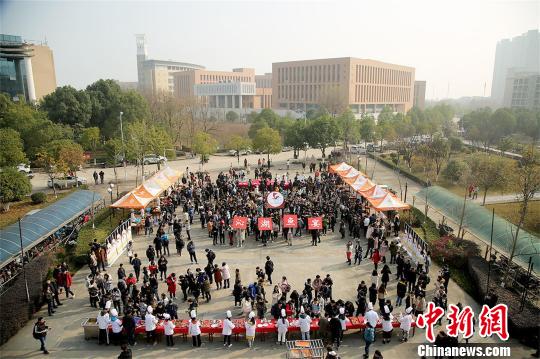 校友代外和片面师生挑前尝鲜 谢晓丽 摄 校友代外和片面师生挑前尝鲜 谢晓丽 摄