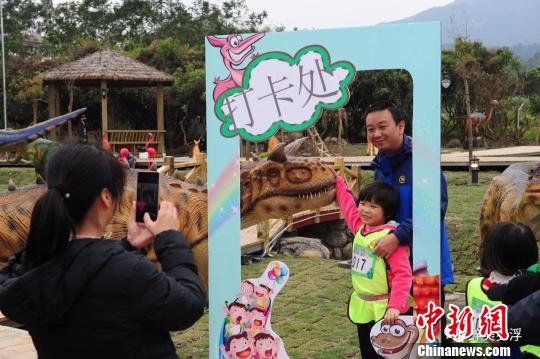 那里恐龙乐园开园 李竟驰 摄