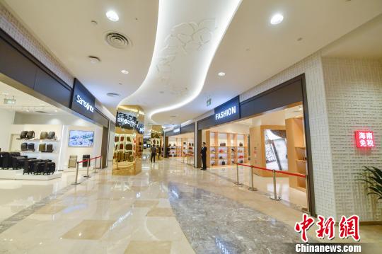 海口、博鳌免税店经营范围涵盖香水、化妆品、箱包、手表、首饰、食品等38大类免税商品。 骆云飞 摄