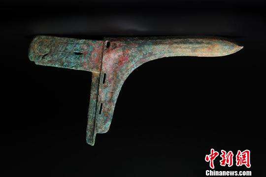 出土的铜戈。陕西省考古研究院 供图