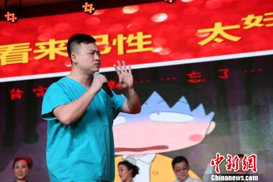 表演视频上传网络后，引起网友热议。医院供图