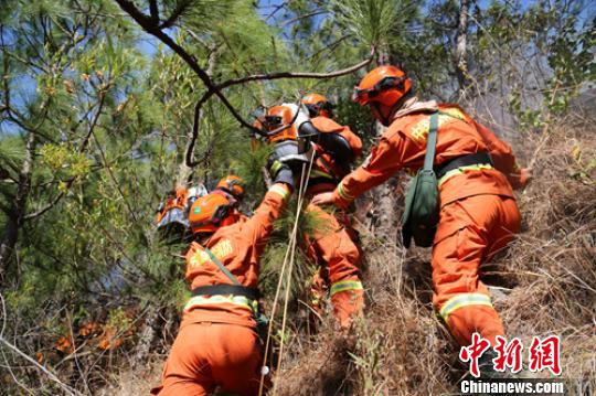 森林消防携带灭火设备爬山。　代晋凯　摄