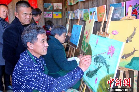 福建山村农民用画笔绘就新生活 福建山村农民用画笔绘就新生活