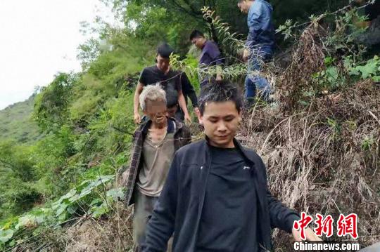 越狱逃犯:越狱逃犯隐居崖洞17年 警方无人机侦查现踪迹 图为宋某江被抓获。永善警方 供图
