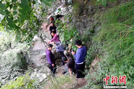 越狱逃犯:越狱逃犯隐居崖洞17年 警方无人机侦查现踪迹 图为宋某江被抓获。永善警方 供图