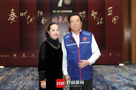 歌唱家李双江:李双江刚现身成都献歌 观众向其问好:想死你啦 四川著名影视明星媛凤和李双江合影