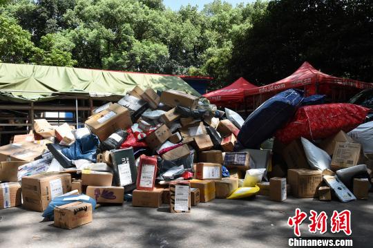 资料图：重庆一高校快递点包裹堆积如山。　周毅 摄