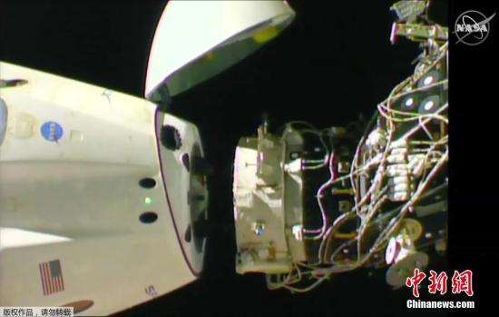 资料图：美国太空探索技术公司(SpaceX)的载人版“龙”飞船脱离国际空间站返航。图片来源：NASA TV