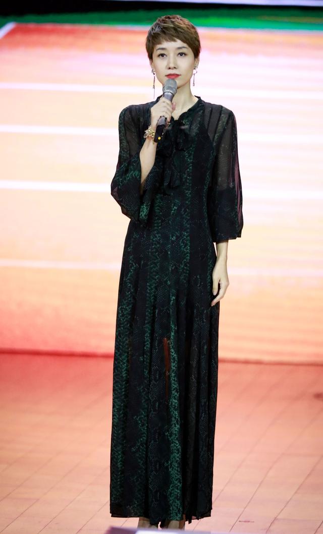 43岁马伊琍太敢穿了一袭蛇纹透视裙高级又性感微卷短发更霸气