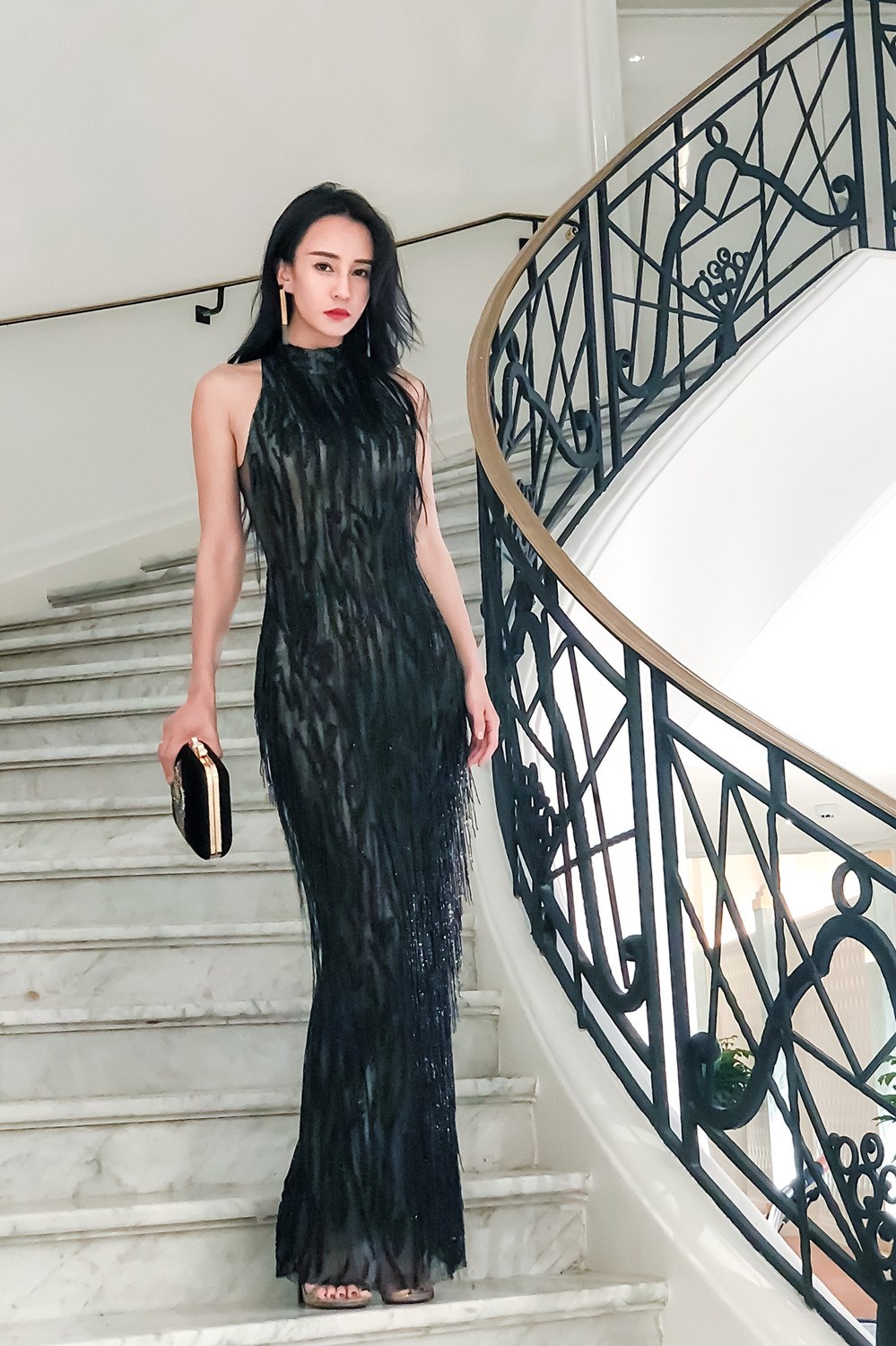 当晚,母其弥雅身着国际高定品牌the atelier流苏礼服现身,香肩微露