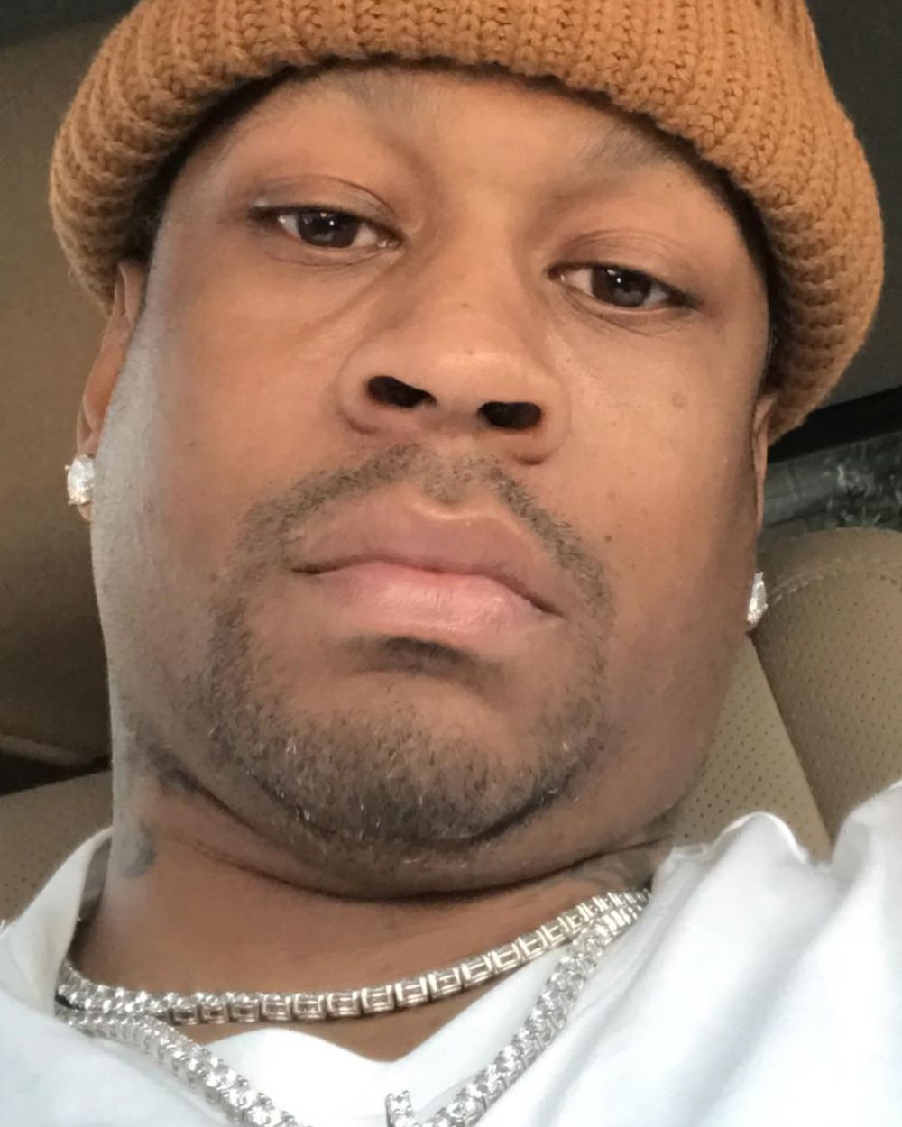 艾弗森社交媒体晒自拍:退役的状态