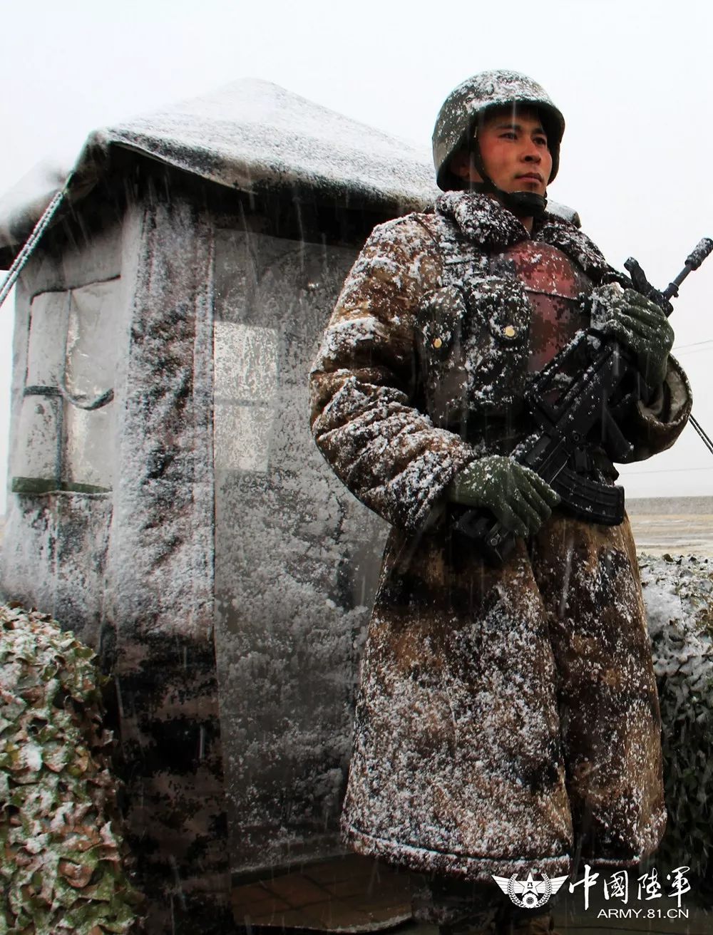 第77集团军某旅战士吐尔逊泰在高原演训期间,面对高寒缺氧,风天雪地的
