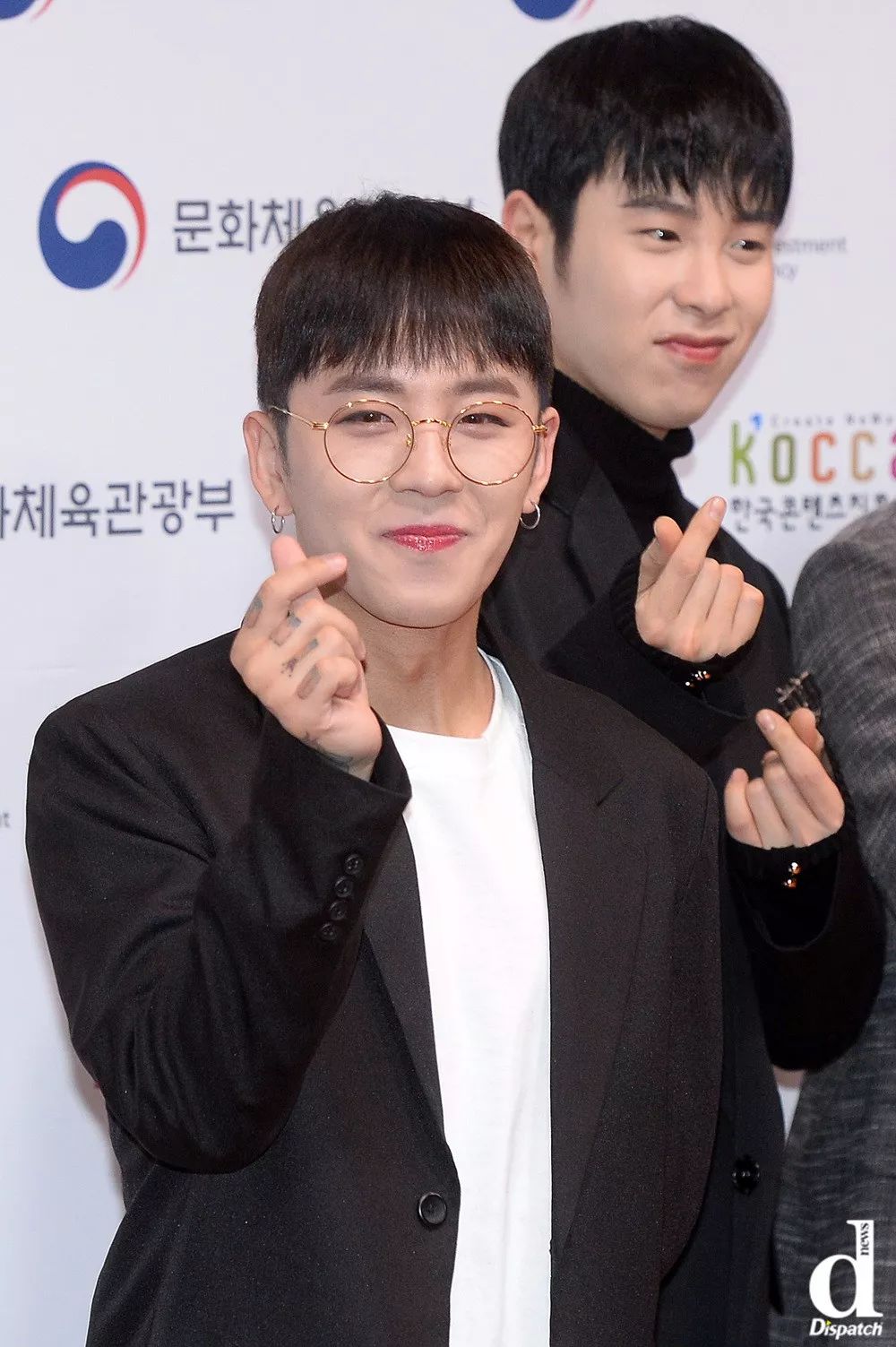 "我很适合戴眼镜"highlight 龙俊亨戴眼镜如何swag?