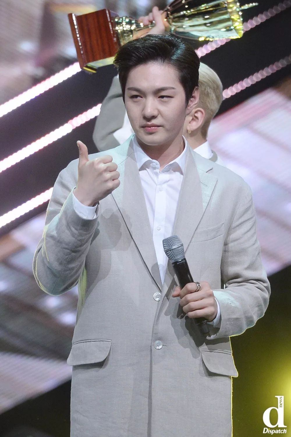 帅气也是来得那么容易 btob  李昌燮