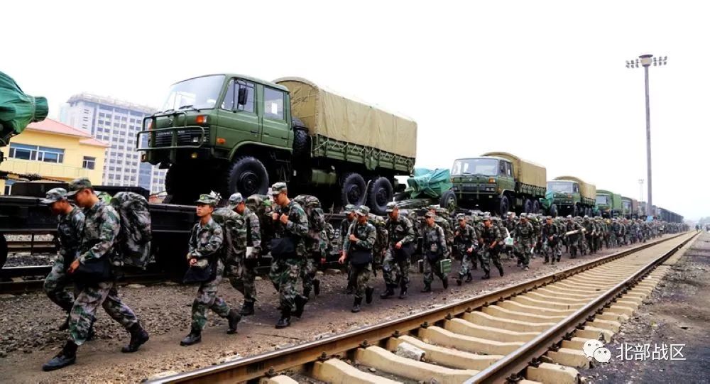 千里移防中的中国军人军礼相送和家人告别千里移防这一年,从部队转型