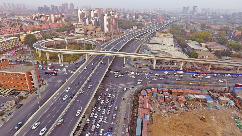凯旋路互通立交桥(资料图片) 交通路网是城市的命脉,也是做优城市发展