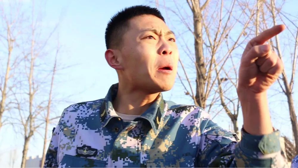 这部扎心的微电影,献给每一位老班长|班长|李志炜|奖杯_新浪新闻