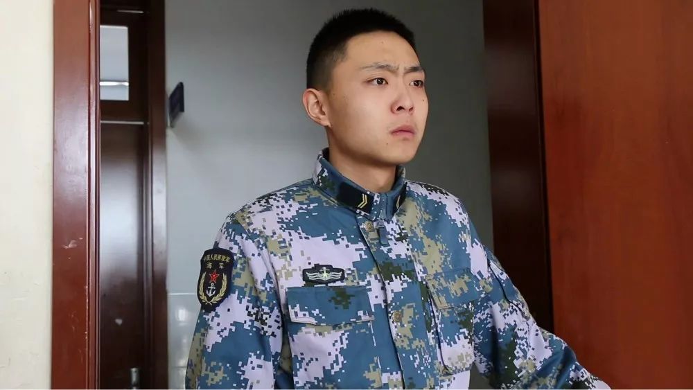 这部扎心的微电影,献给每一位老班长|班长|李志炜|奖杯_新浪新闻